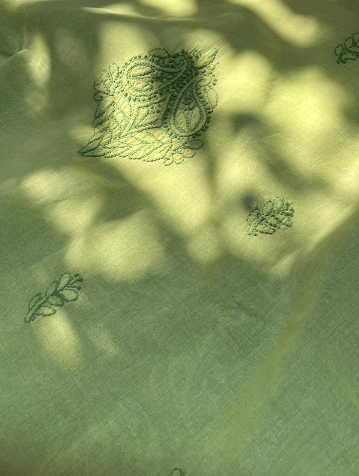 Kurta en voile de coton Chikankari avec des accents de sequins