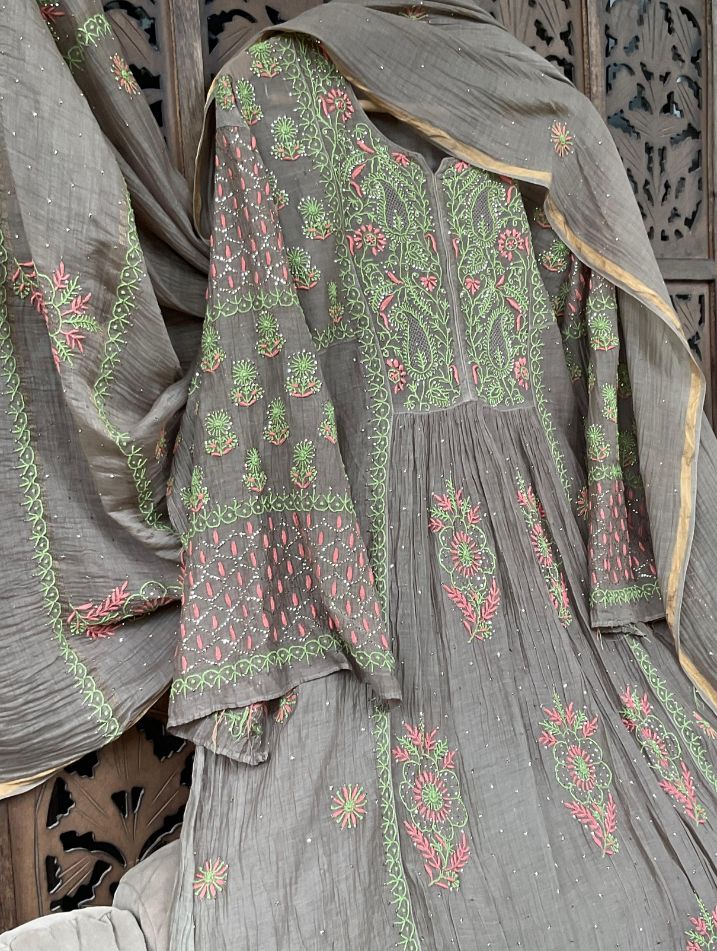 Ensemble A-Line Chikankari et Mukesh raffiné