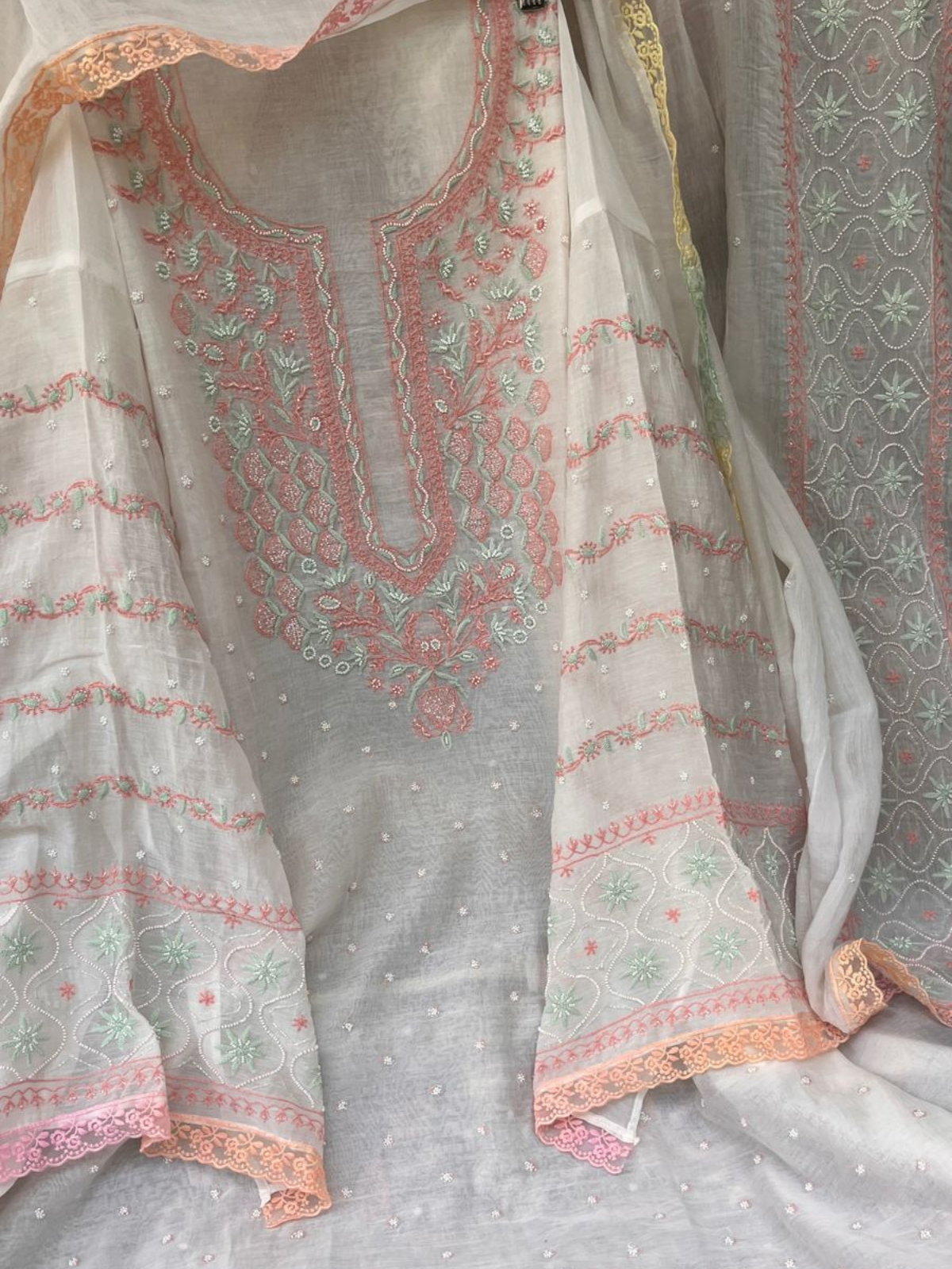 Ensemble de costume en pur Mulmul avec broderie Chikankari multicolore et ornements de perles, et dupatta brodé (Ensemble de 3) (Non cousu)