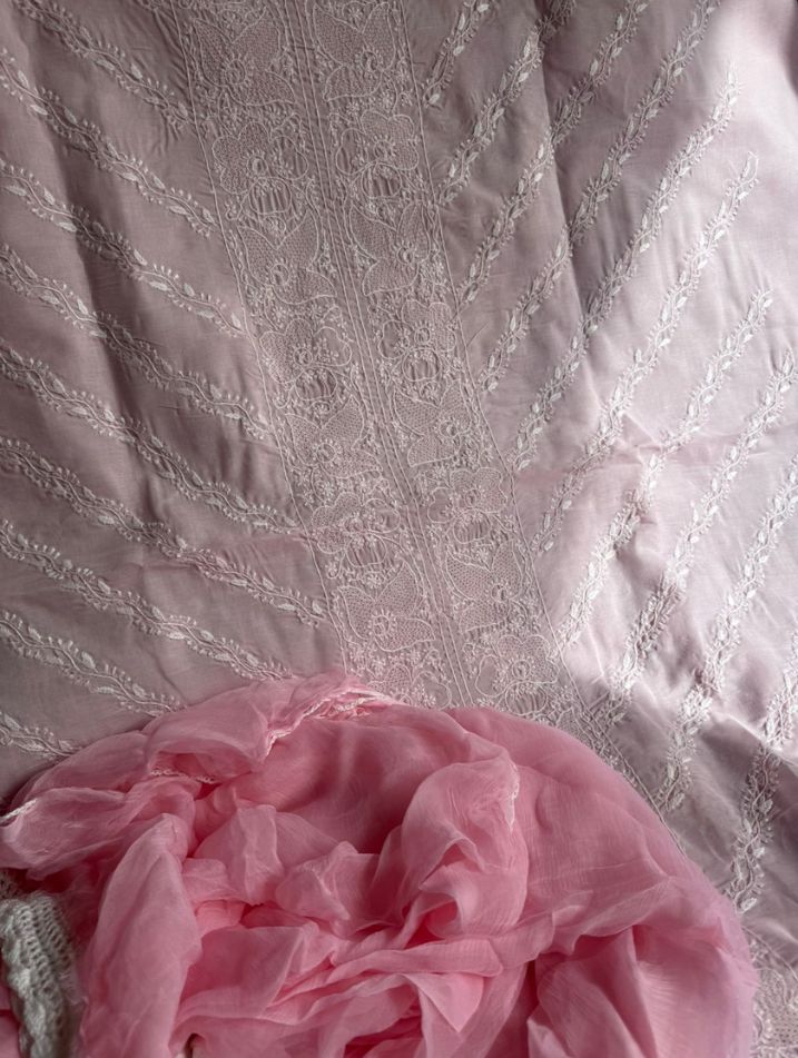 Ensemble Costume en Voile Pur Coton avec Broderie Chikankari Fine et Travail Haath Jaali avec Dupatta en Mousseline (Lot de 3)