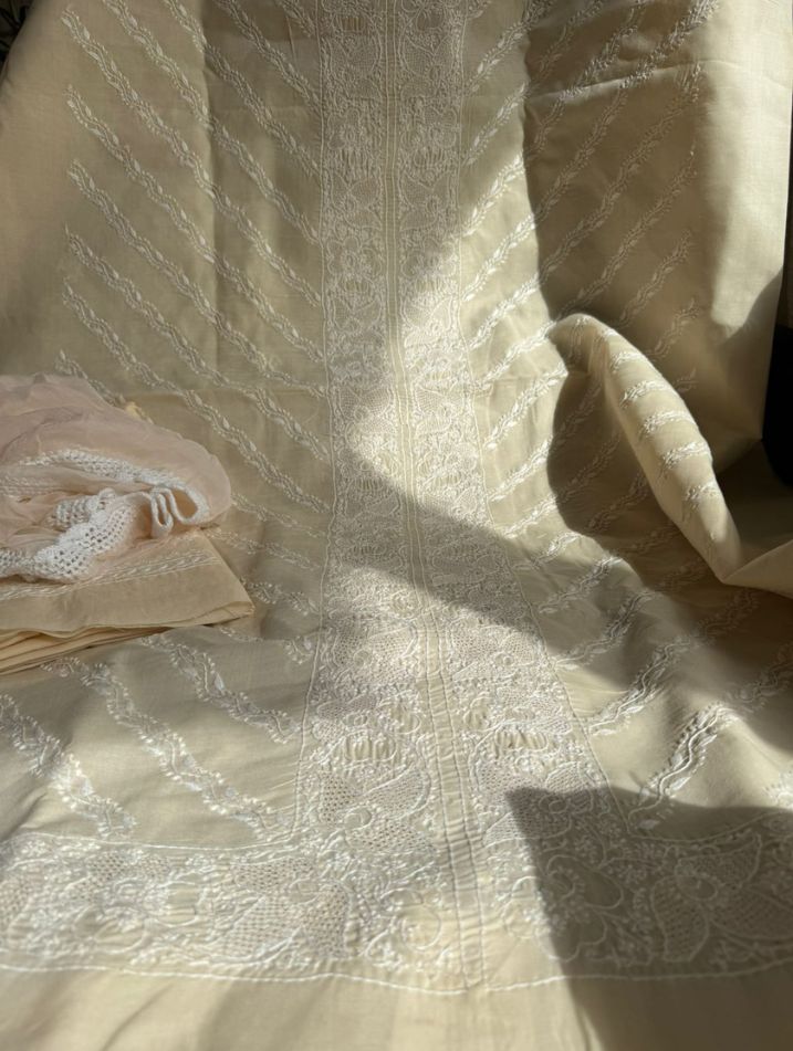 Ensemble de costume en voile de coton avec travail Chikankari et Haath Jaali avec dupatta en mousseline (lot de 3)