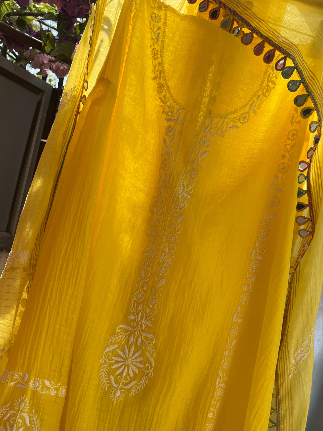 Ensemble Kurta Mulmul Pur avec Chikankari et Manches Brodés avec Dupatta en Dentelle Miroir (Ensemble de 3) (Semi-cousu)