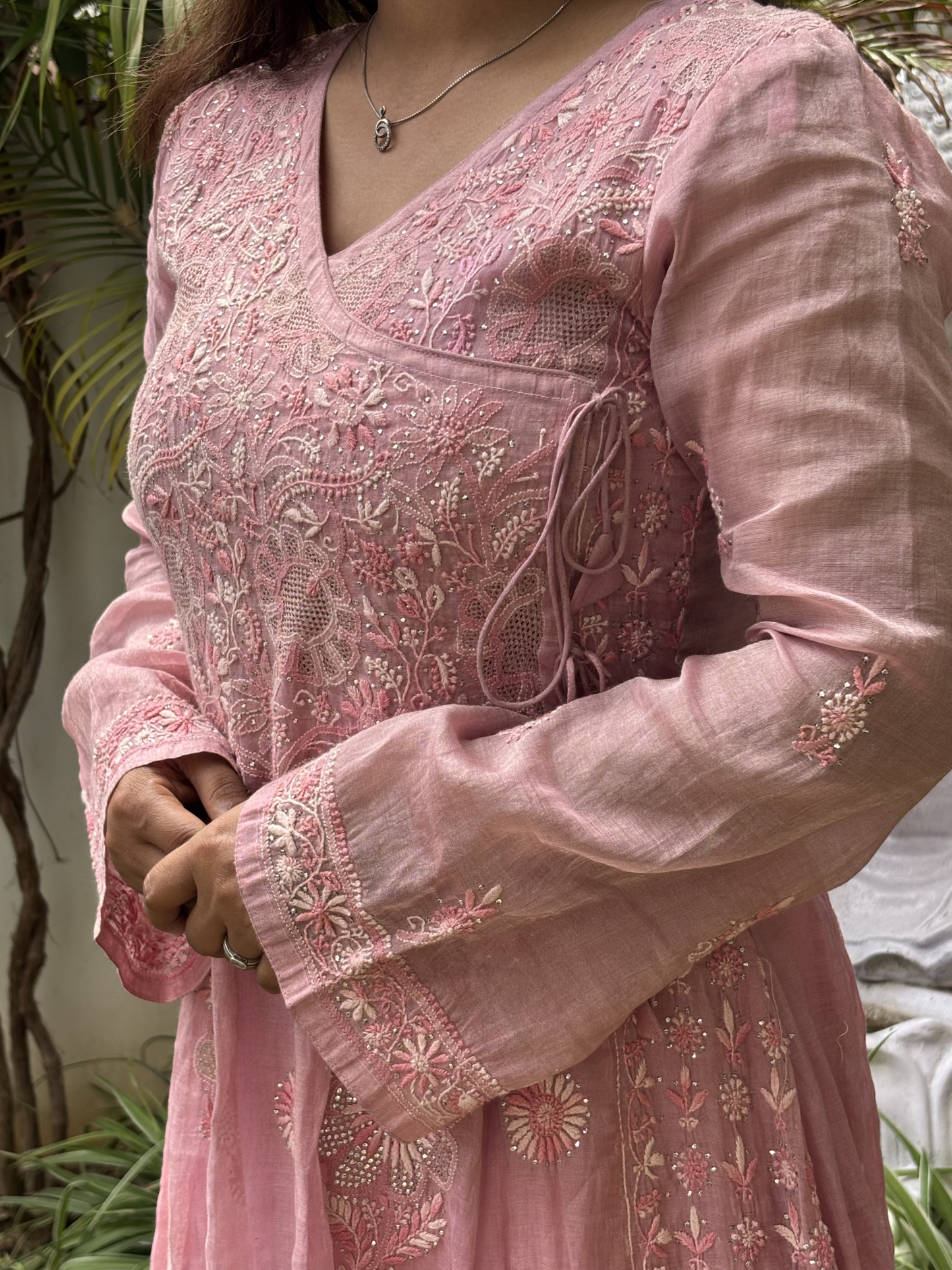 Ensemble Angrakha en Tissu Brodé Main avec Travail Jaali Complexe et Lourde Dupatta (Ensemble de 2)
