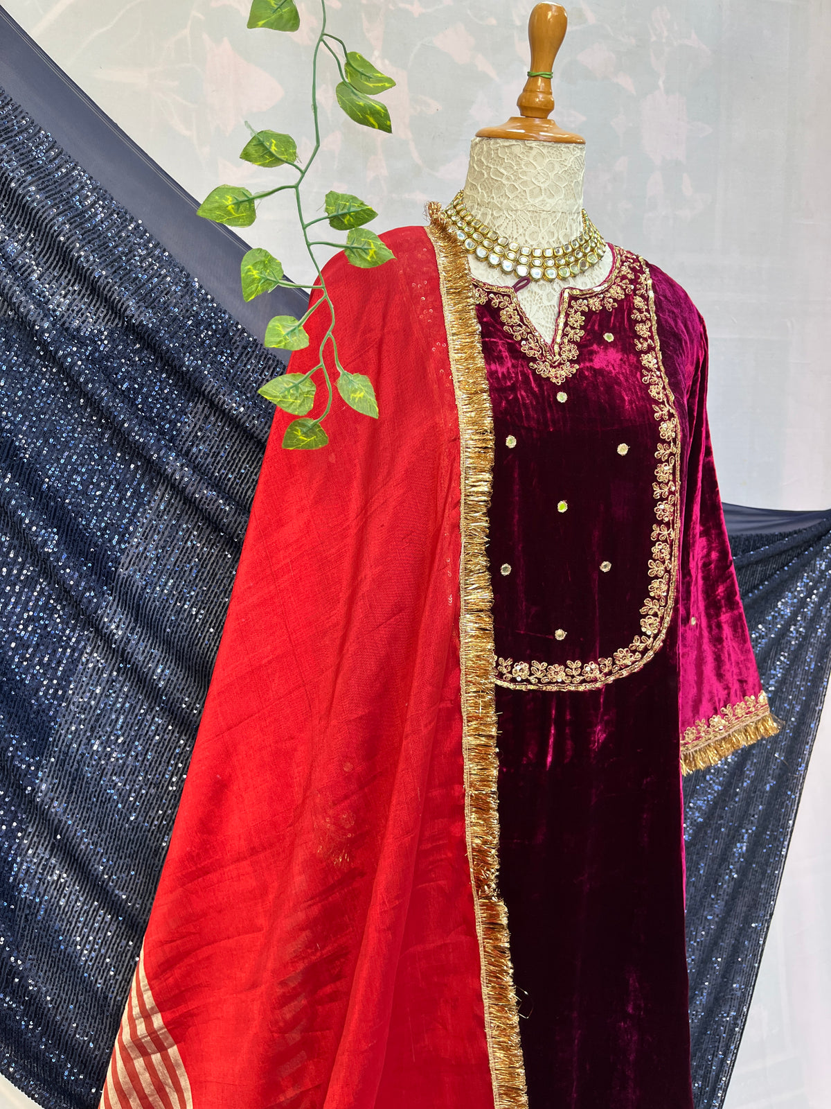Ensemble de velours de soie Royal avec dupatta en tissu aérien