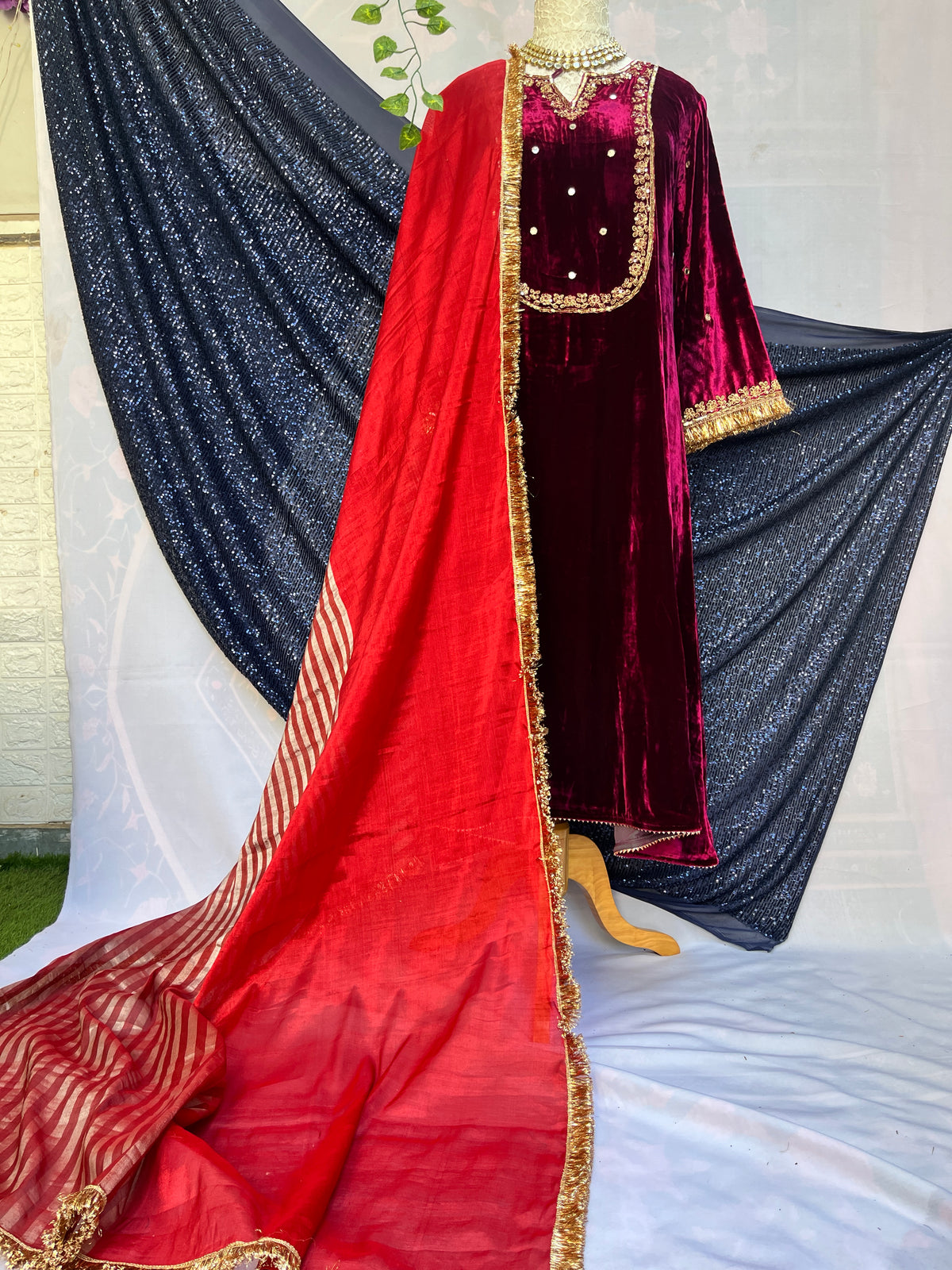 Ensemble de velours de soie Royal avec dupatta en tissu aérien