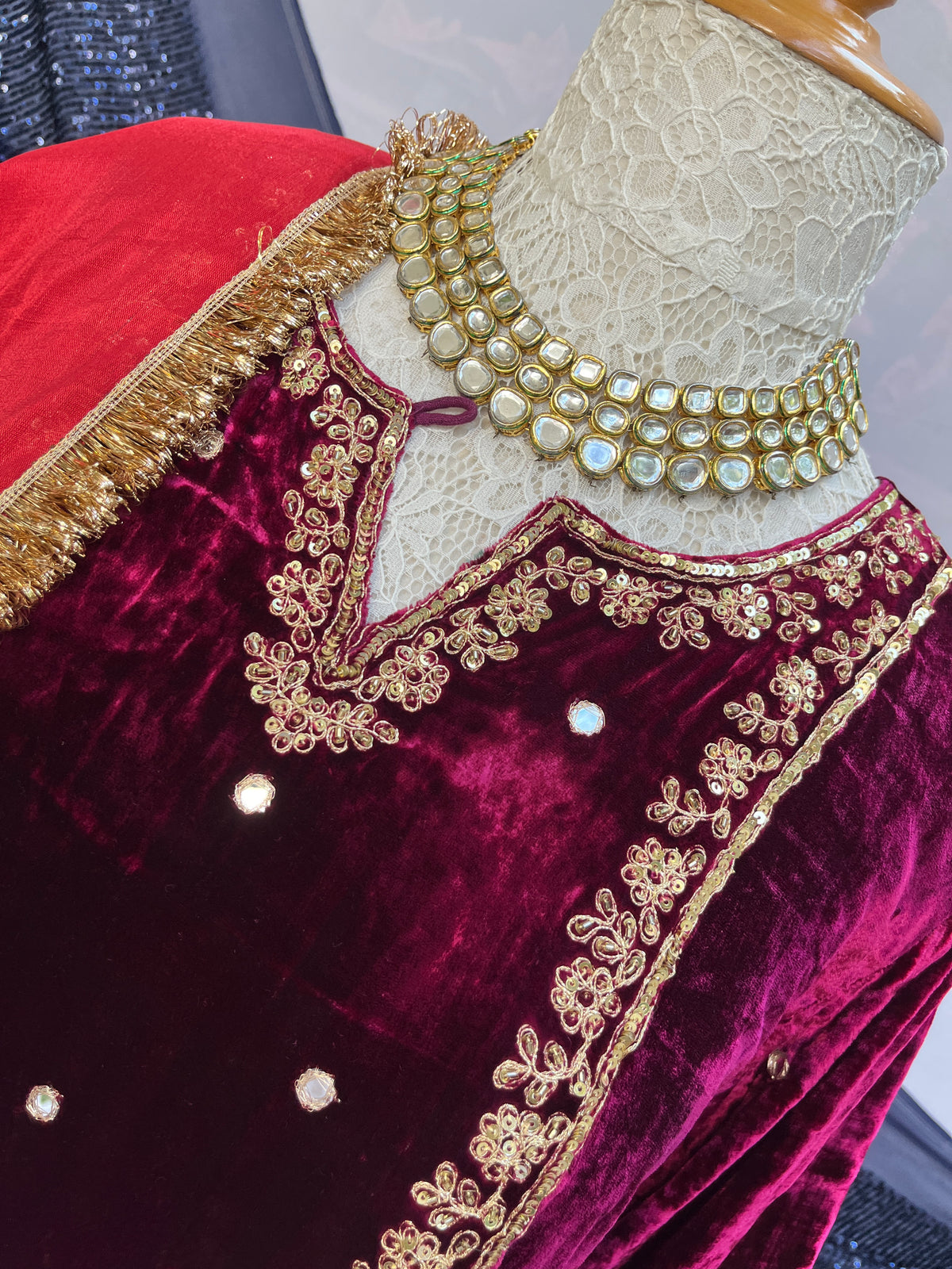 Ensemble de velours de soie Royal avec dupatta en tissu aérien