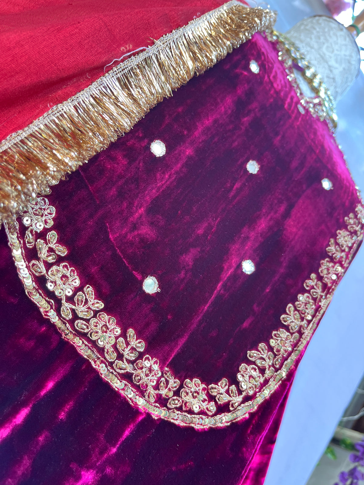 Ensemble de velours de soie Royal avec dupatta en tissu aérien