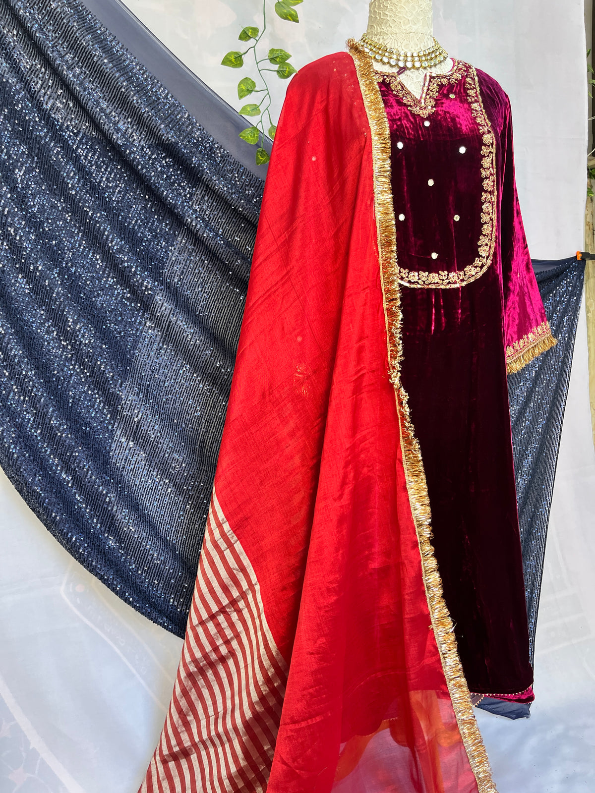 Ensemble de velours de soie Royal avec dupatta en tissu aérien