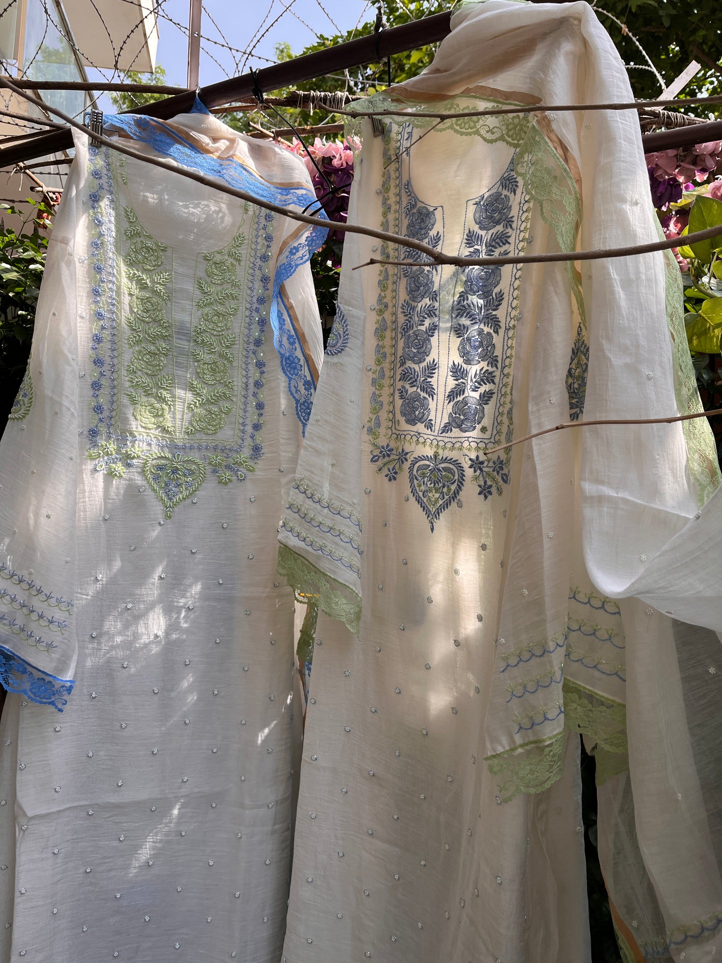 Ensemble Kurta Mulmul avec motifs Gulab faits à la main et dupatta Boota avec détails en dentelle (ensemble de 3 pièces) (non cousu)