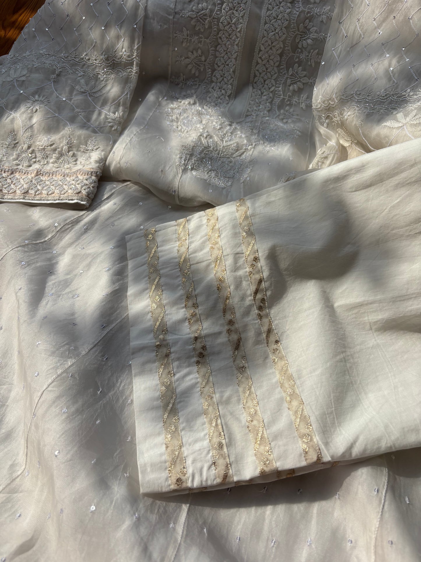 L'Ivoire Éthéré : Ensemble Anarkali en Organza Brodé Main