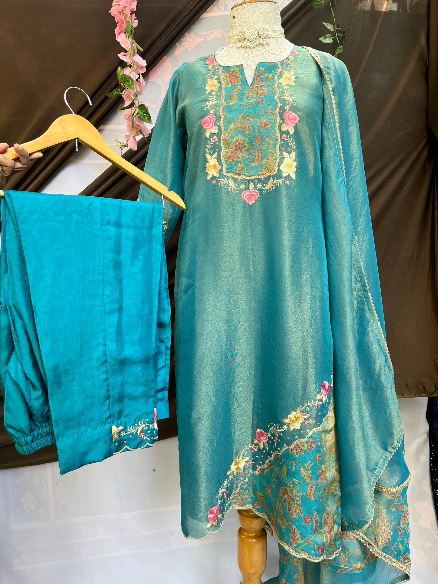 Ensemble Kurta imprimé numérique avec pantalon et dupatta en soie Upara
