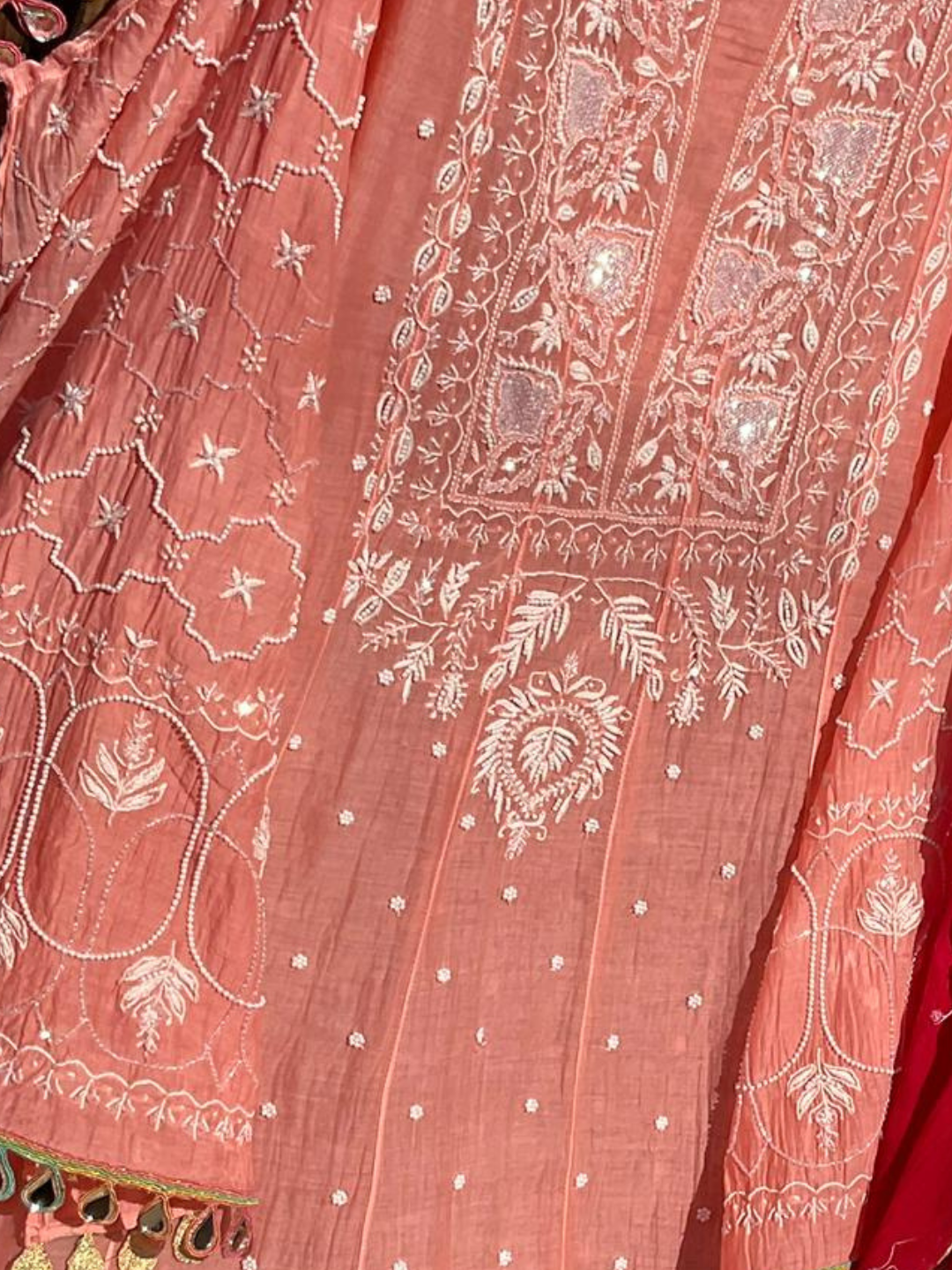 Ensemble Anarkali pur Mulmul avec broderies Chikankari et perles-cutdana, et dupatta en dentelle miroir (ensemble de 3) (non cousu)