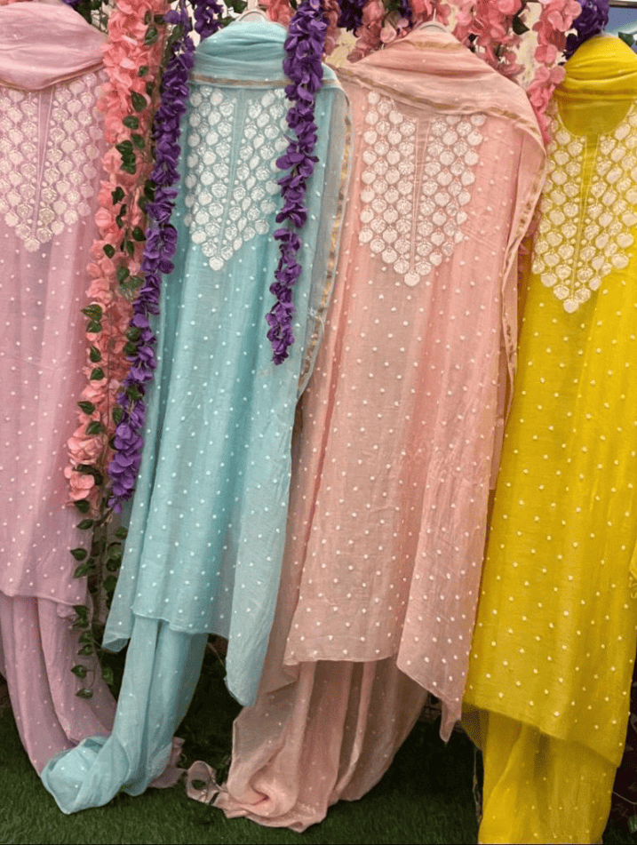 Élégance Subtile – Ensemble Mulmul Chikankari avec Accents de Perles et Cutdana
