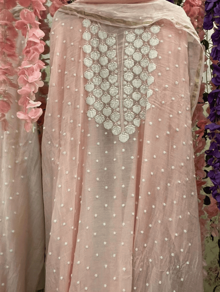 Élégance Subtile – Ensemble Mulmul Chikankari avec Accents de Perles et Cutdana