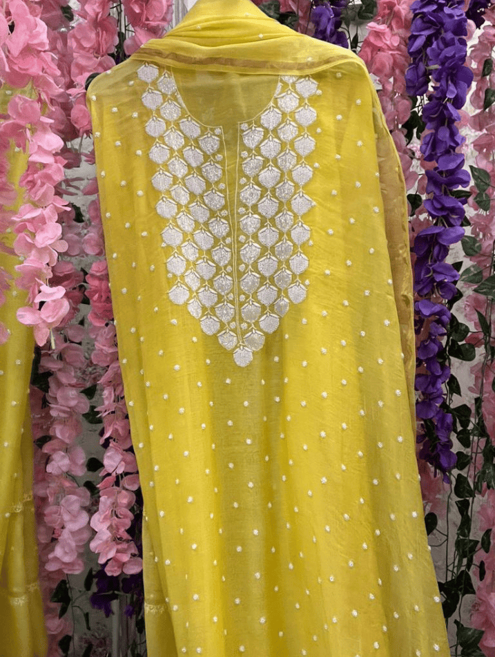 Élégance Subtile – Ensemble Mulmul Chikankari avec Accents de Perles et Cutdana