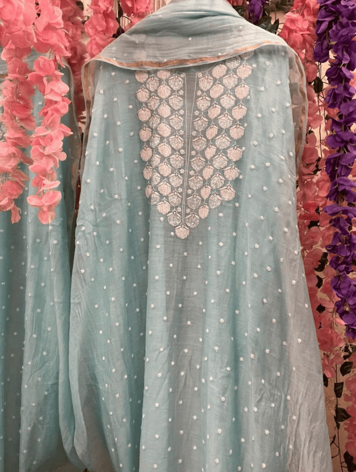 Élégance Subtile – Ensemble Mulmul Chikankari avec Accents de Perles et Cutdana