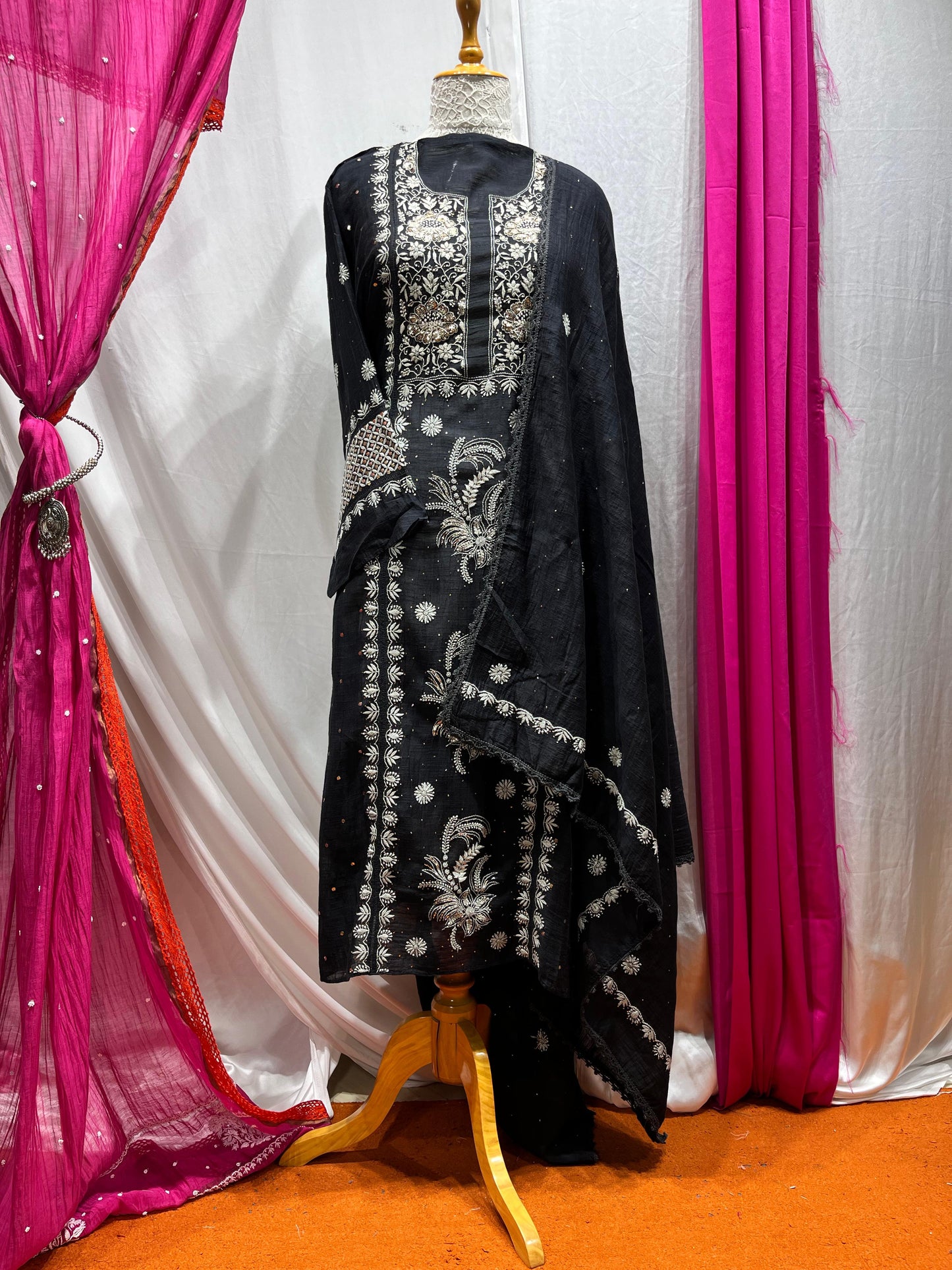 Regal Radiance – Handcrafted Kurta Set with Mukaish & Pearl Detailing