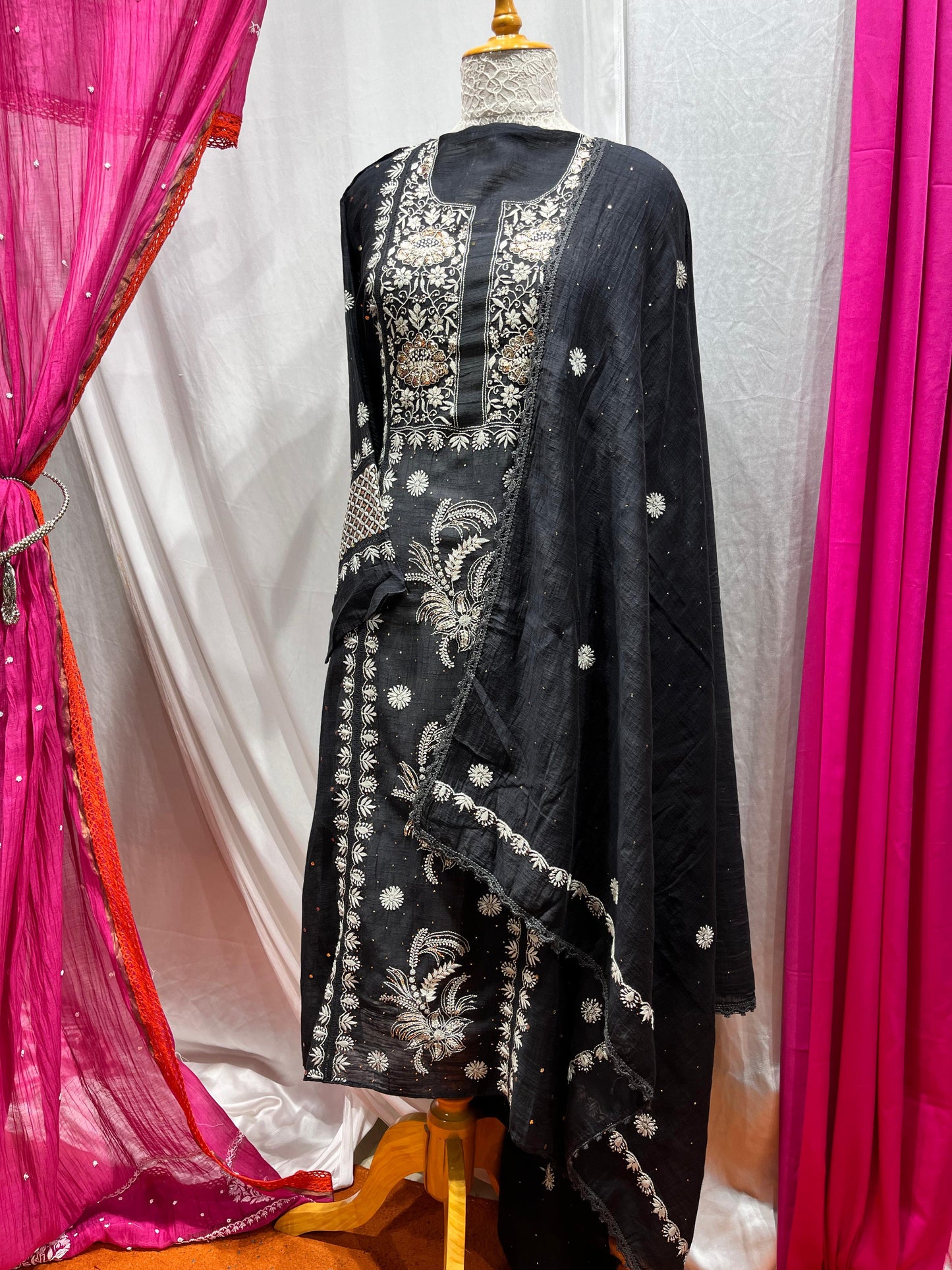 Regal Radiance – Handcrafted Kurta Set with Mukaish & Pearl Detailing