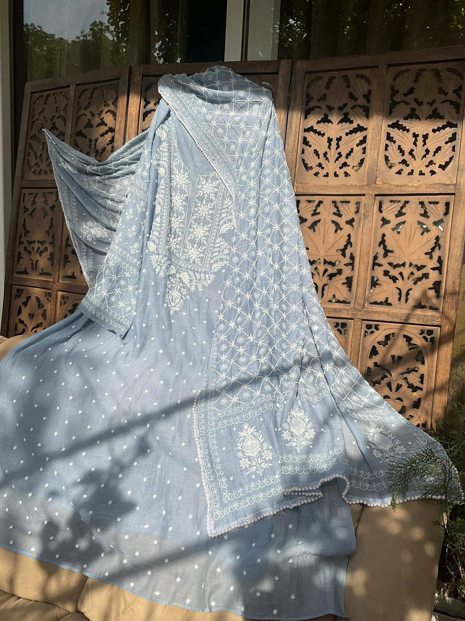 Ensemble Kurta Pur Mulmul avec Détails Chikankari, Perles et Cutdana Brodés à la Main (Ensemble de 3 pièces) (Non cousu)