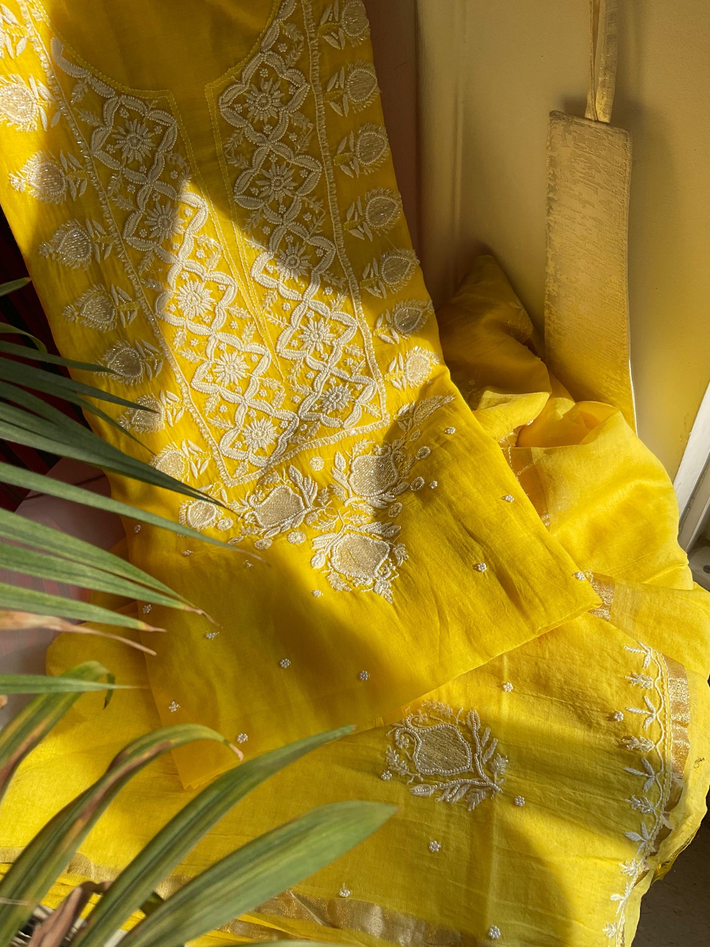 Ensemble Kurta jaune avec broderies Chikankari et perles-Cutdana (ensemble de 3) (non cousu)