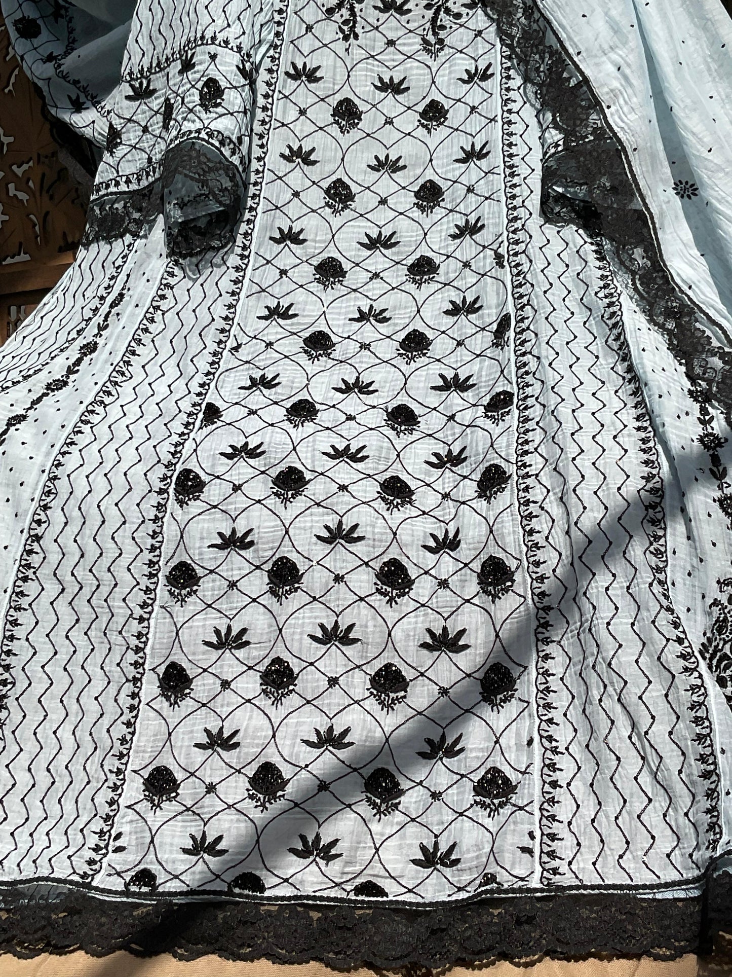 Ensemble Anarkali Mulmul Chanderi avec broderies Chikankari et de sequins, et dupatta très brodée (par 3) (Non cousu)