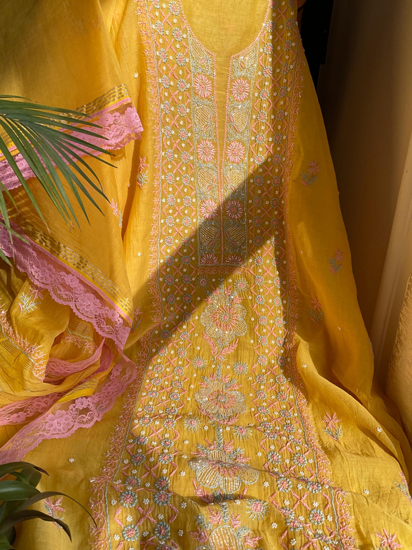 Ensemble Kurta en Mulmul avec panneaux brodés Chikankari colorés et perles-Cutdana avec Dupatta brodé (Lot de 3) (Non cousu)