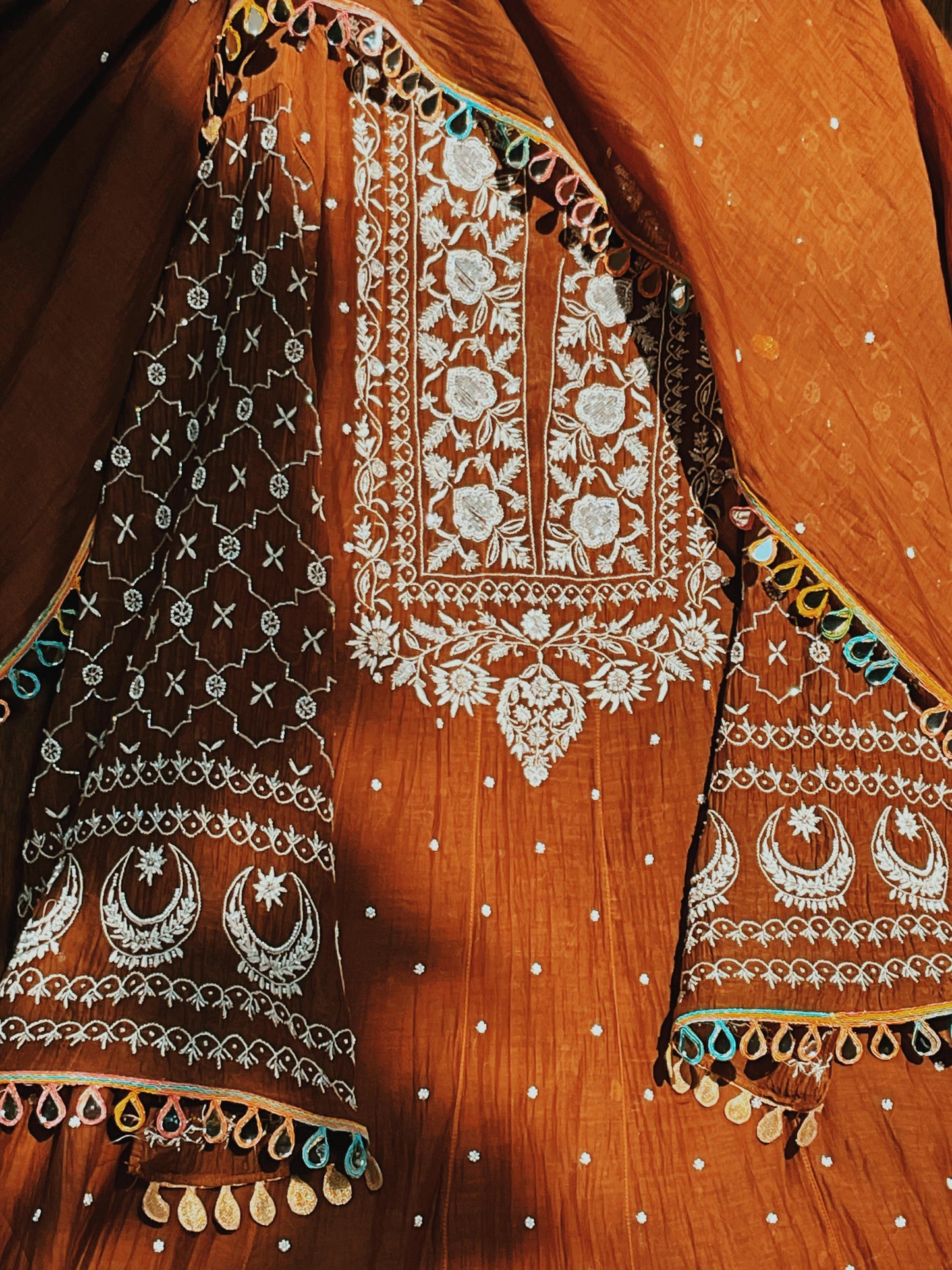 Ensemble Anarkali avec embellissements Chikankari et Cutdana-Moti et Dupatta Brodé (Ensemble de 3) (Non Cousu)