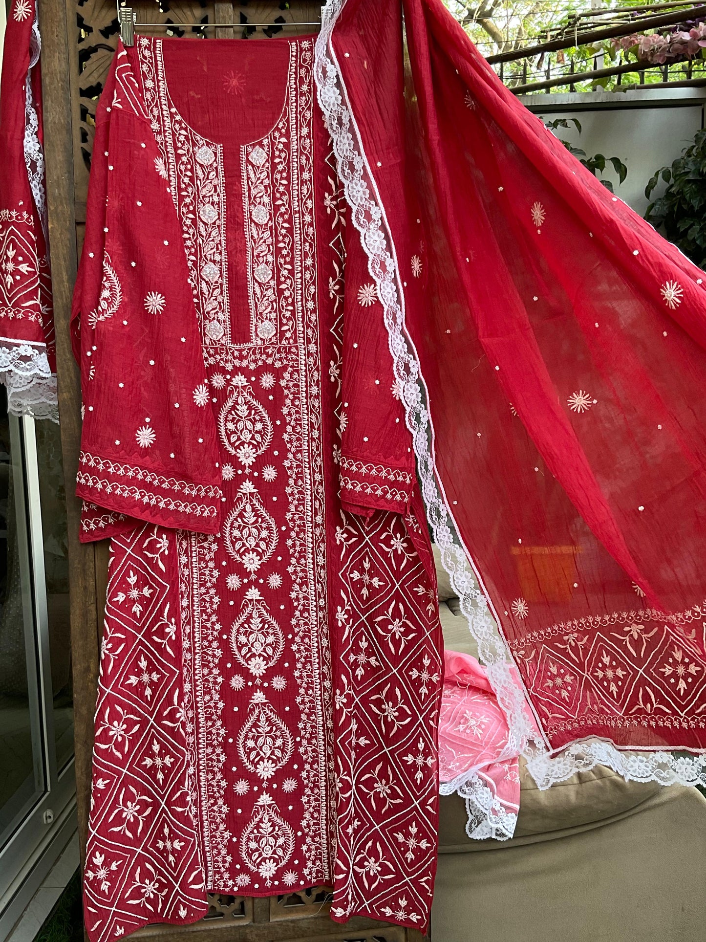 Ensemble Kurta Mulmul avec panneaux ornés de broderies Chikankari colorées et perles-Cutdana, et dupatta brodée (Lot de 3) (Non cousu)
