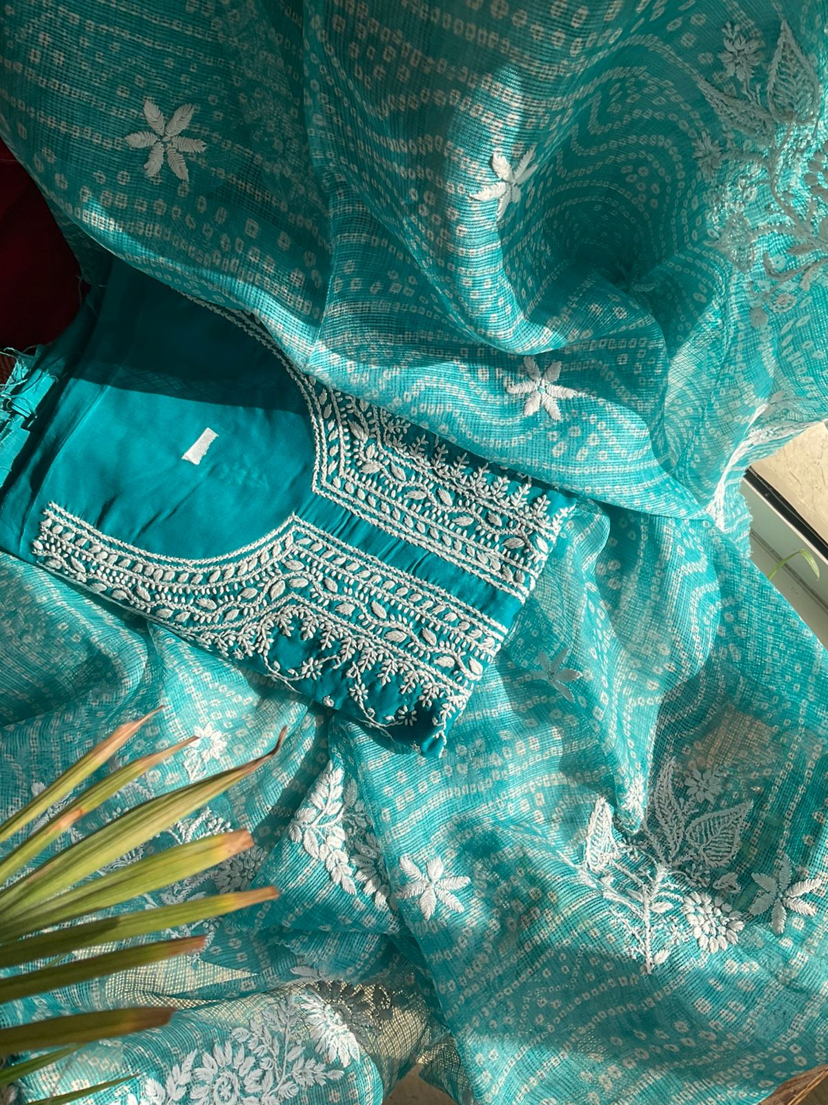 Ensemble Kurta en Pur Coton avec Chikankari Jaal sur toute la surface et Dupatta Kota Imprimé Bandhani (Lot de 3) (Non Cousu)