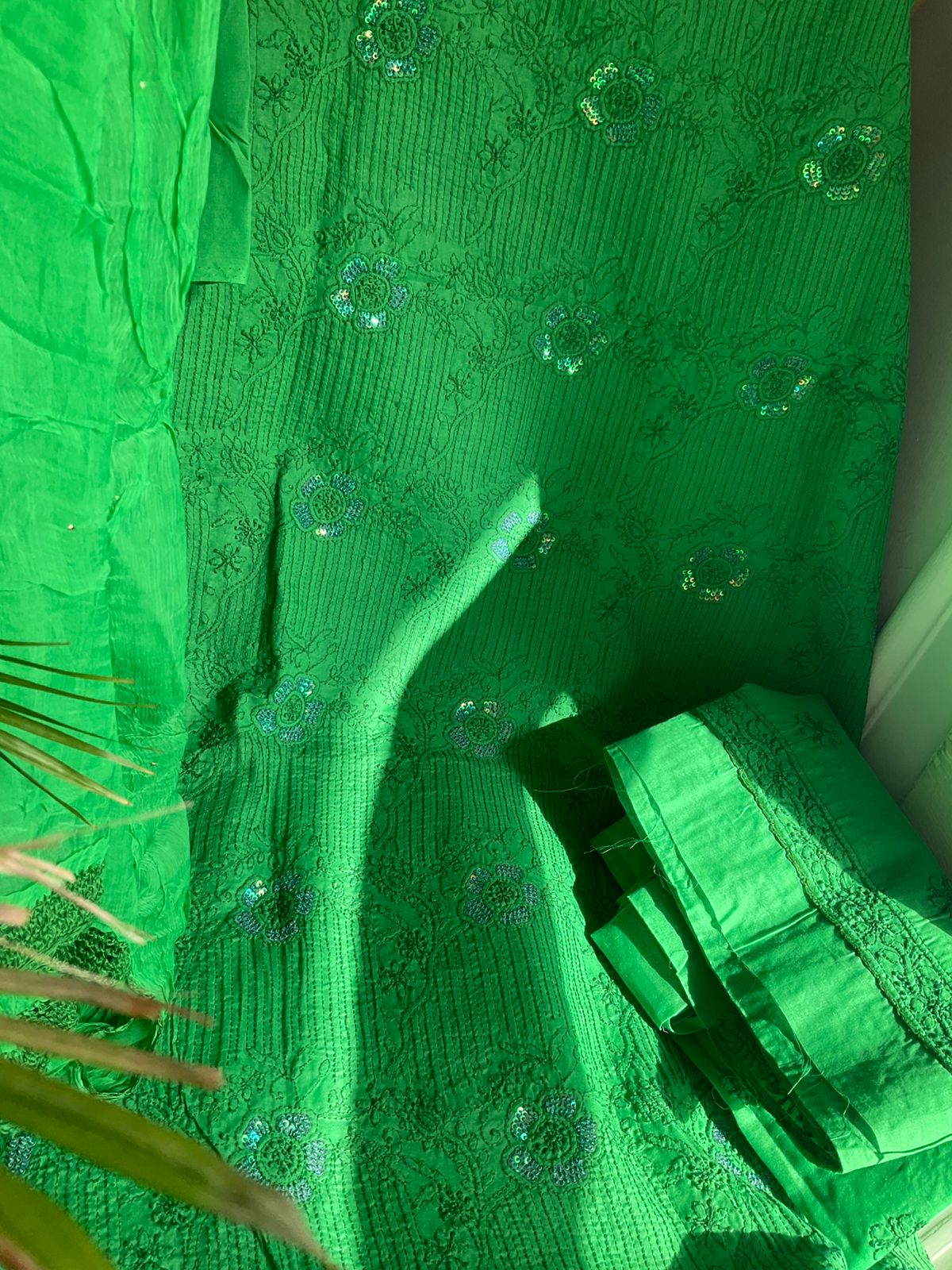 Ensemble Kurta Vert Feuille en Voile Pur Coton avec Broderies Chikankari et Paillettes, et Dupatta en Mousseline (Lot de 3) (Non Cousu)