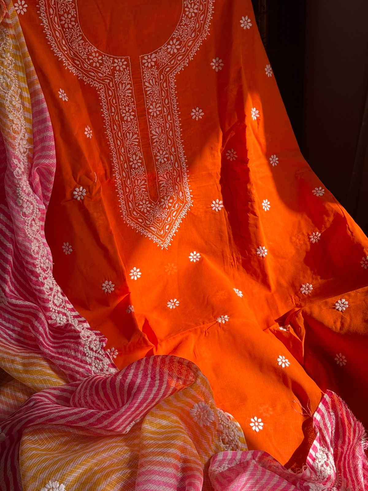 Ensemble Kurta en voile de pur coton avec motif Chikankari et Dupatta Kota Leheriya (Lot de 2) (Non cousu)