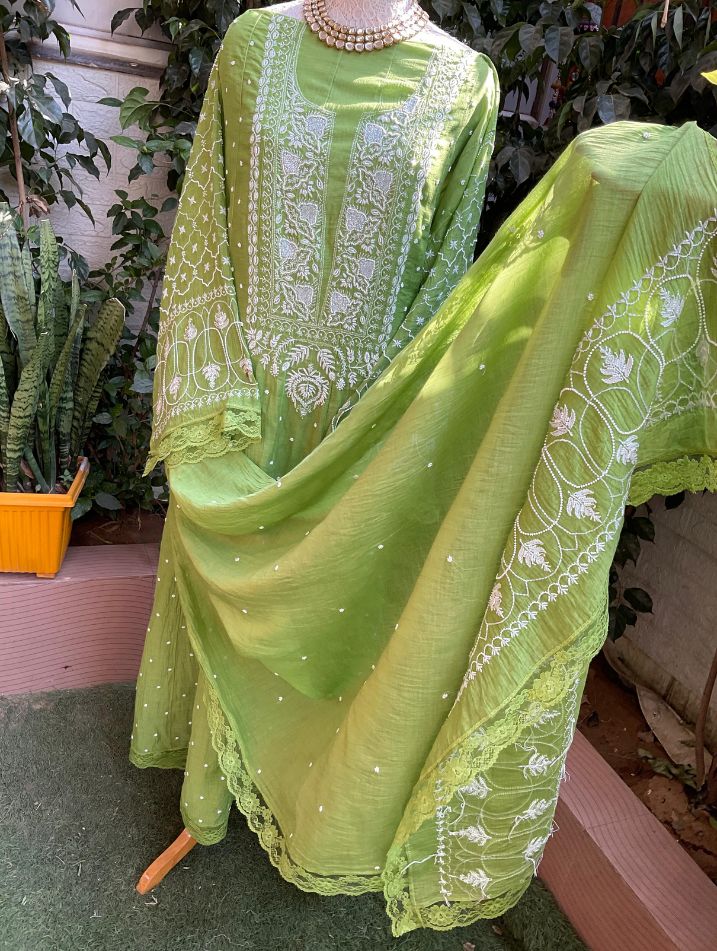Ensemble Kurta en pur Mulmul avec broderies Chikankari et Cutdana, et dupatta orné (Lot de 3) (Semi-cousu)