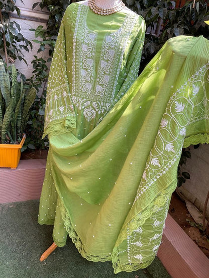 Ensemble Kurta en pur Mulmul avec broderies Chikankari et Cutdana, et dupatta orné (Lot de 3) (Semi-cousu)