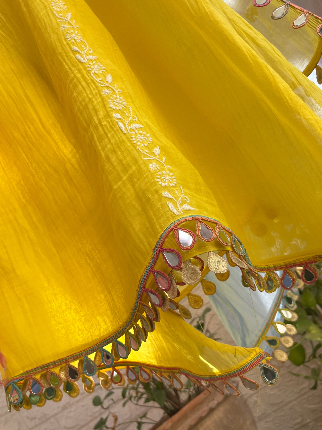 Ensemble Kurta Mulmul Pur avec Chikankari et Manches Brodés avec Dupatta en Dentelle Miroir (Ensemble de 3) (Semi-cousu)