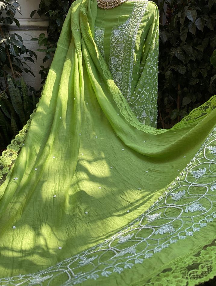 Ensemble Kurta en pur Mulmul avec broderies Chikankari et Cutdana, et dupatta orné (Lot de 3) (Semi-cousu)