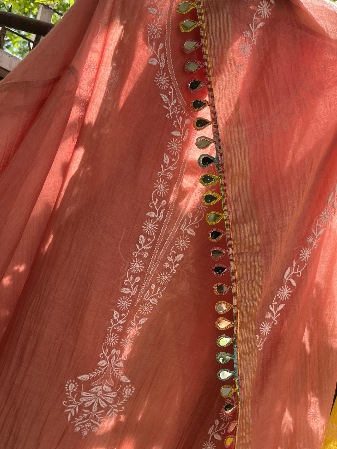 Ensemble Kurta Mulmul Pur avec Chikankari et Manches Brodés avec Dupatta en Dentelle Miroir (Ensemble de 3) (Semi-cousu)