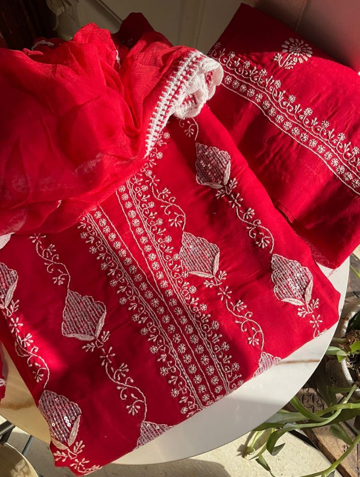 Ensemble de costume en voile de coton avec broderie Chikankari Jaal lourde et travail de Cutdana-Paillettes avec dupatta en mousseline