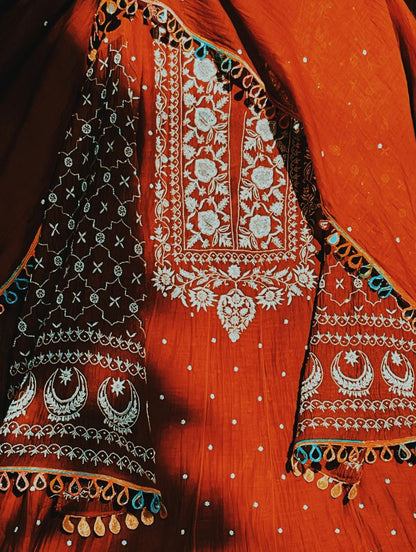 Ensemble Kurta Mulmul Pur avec Chikankari et Cutdana - Broderie Moti Noire avec Dupatta Brodé (Ensemble de 3) (Cousu)