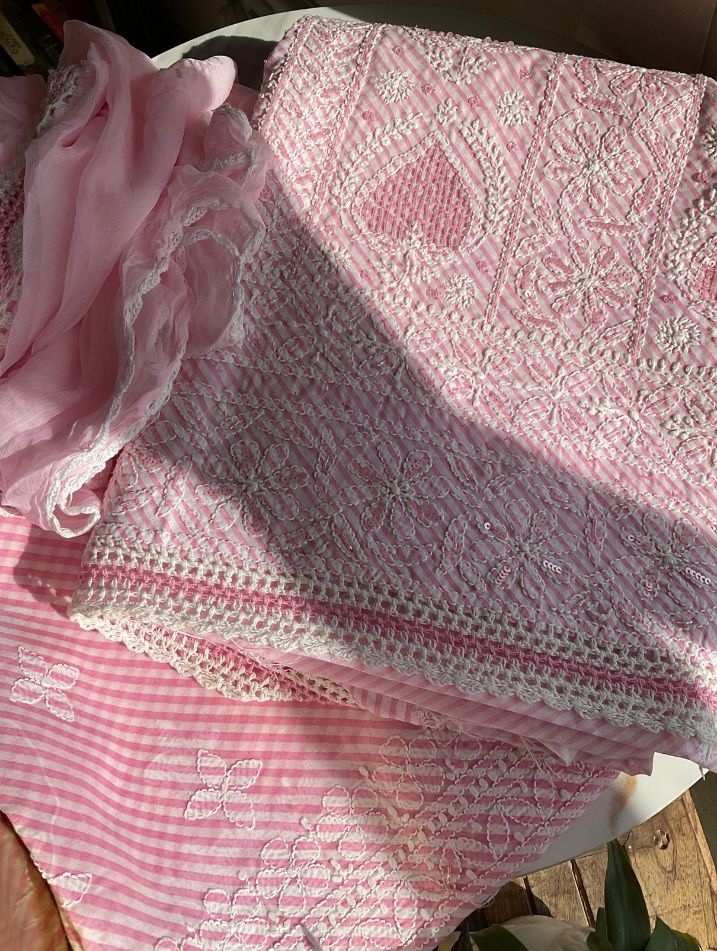 Ensemble de costume en voile de coton imprimé avec broderie Chikankari Jaal et travail de sequins-cutdana avec dupatta en mousseline (Lot de 3) (Non cousu)