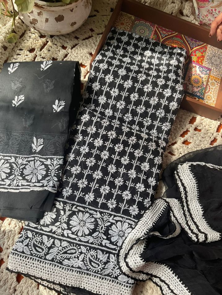 Ensemble de costume en voile de coton avec broderie Chikankari fine et motifs Boota, et dupatta en mousseline (Lot de 3)
