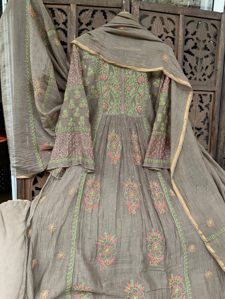Ensemble A-Line Chikankari et Mukesh raffiné