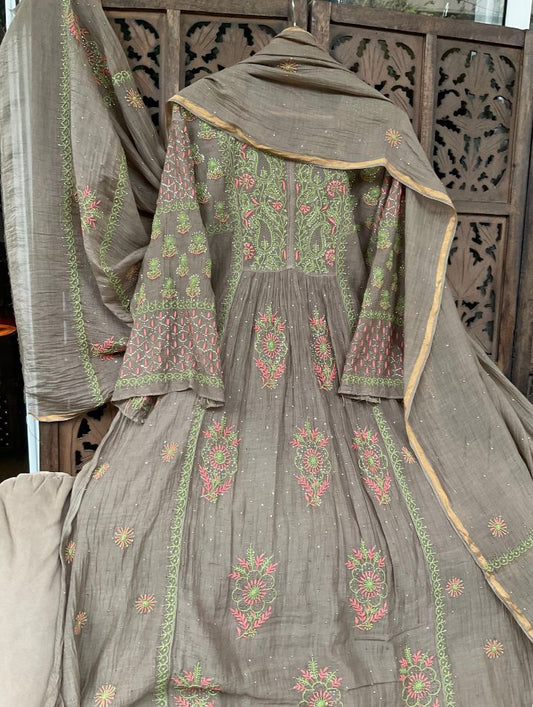 Ensemble A-Line Chikankari et Mukesh raffiné