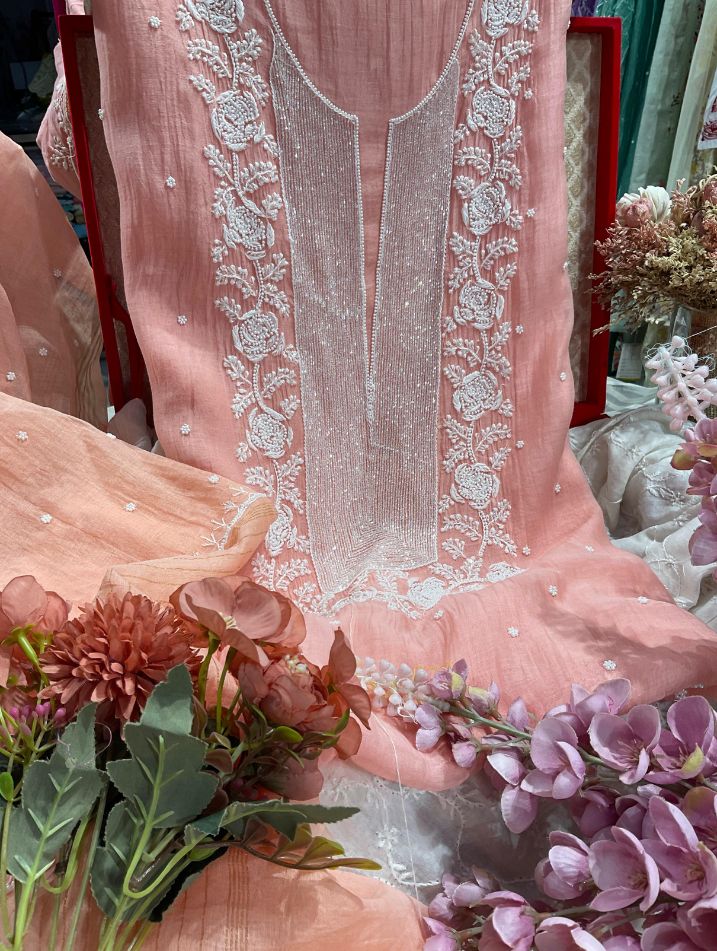 Ensemble kurta en pur coton mulmul avec broderie Chikankari et perles coupées (Cutdana) et dupatta (ensemble de 3 pièces) (cousu)