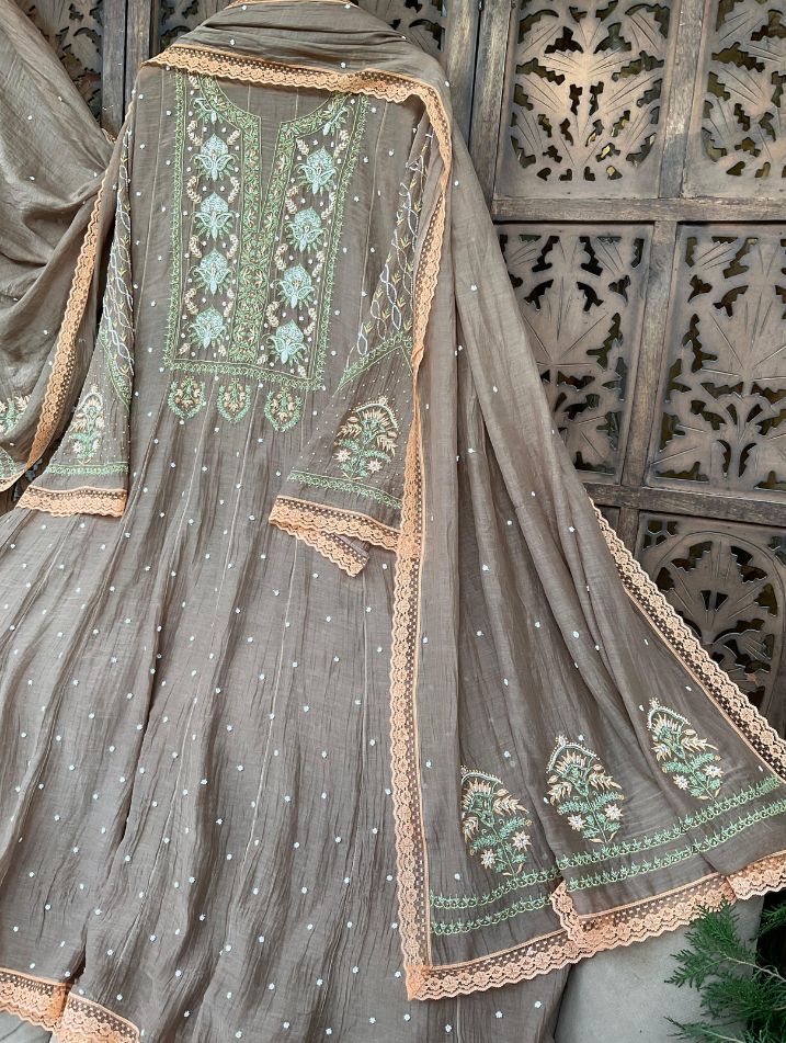 Élégance intemporelle en Mulmul Chikankari