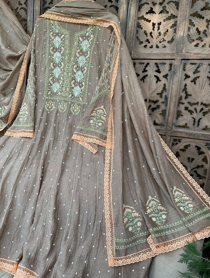 Élégance intemporelle en Mulmul Chikankari