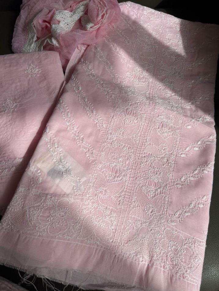 Ensemble Costume en Voile Pur Coton avec Broderie Chikankari Fine et Travail Haath Jaali avec Dupatta en Mousseline (Lot de 3)