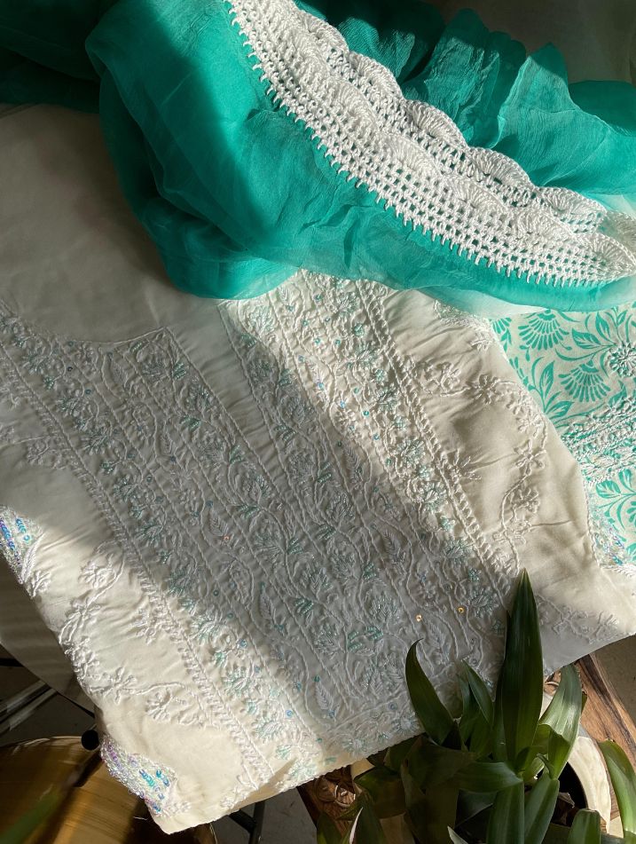 Ensemble de costume en voile de coton avec broderie Chikankari Jaal et travail de sequins-Cutdana, avec dupatta en mousseline (lot de 3) (non cousu)