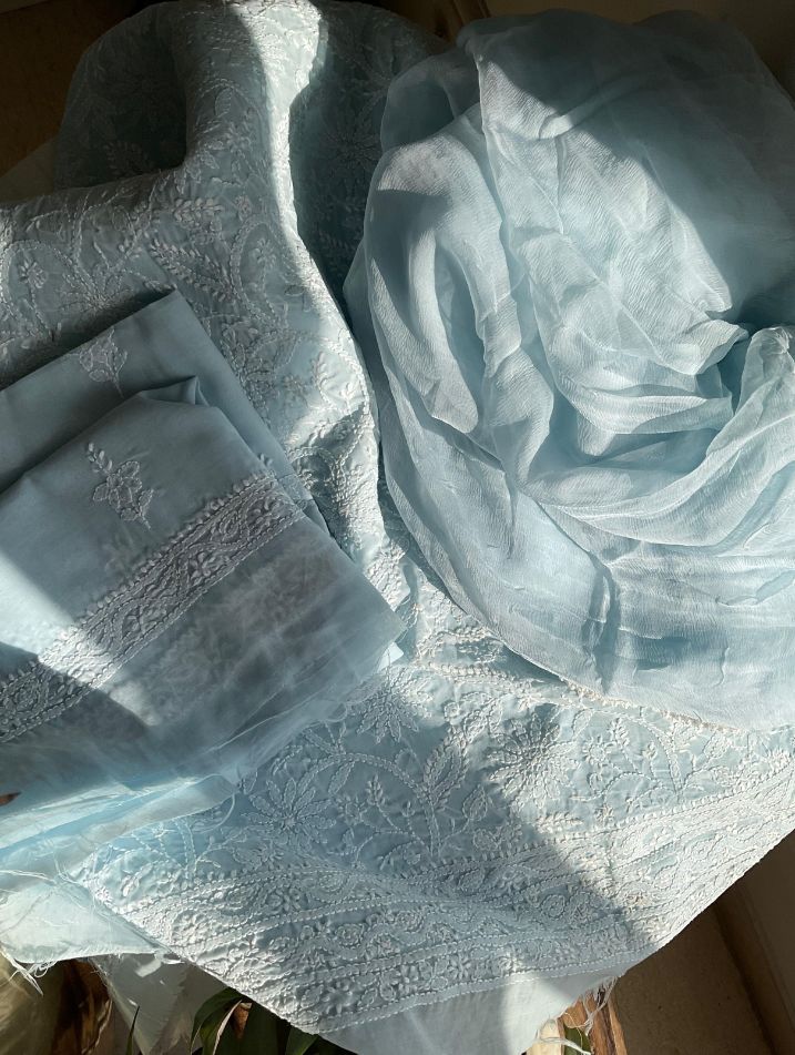 Ensemble costume en voile de coton avec broderie Chikankari Jaal et bordures, et dupatta en mousseline (lot de 3) (non cousu)