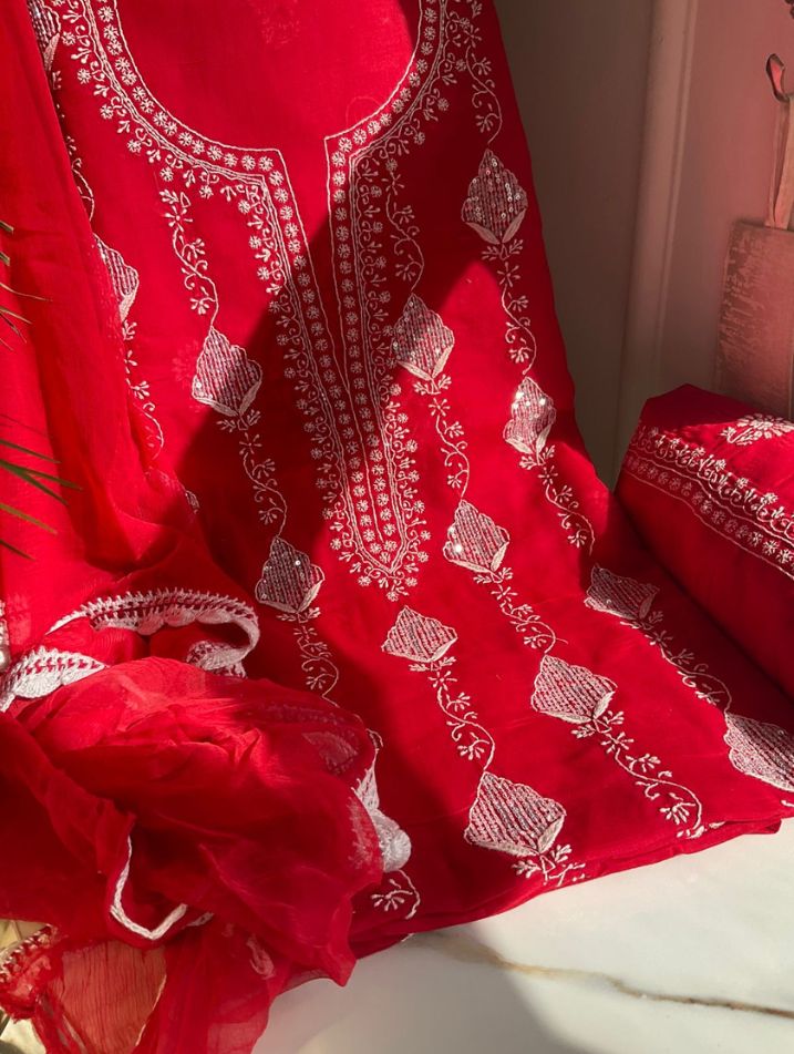 Ensemble de costume en voile de coton avec broderie Chikankari Jaal lourde et travail de Cutdana-Paillettes avec dupatta en mousseline
