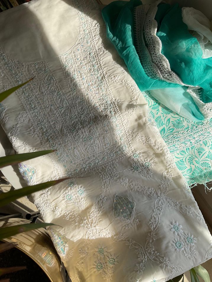 Ensemble de costume en voile de coton avec broderie Chikankari Jaal et travail de sequins-Cutdana, avec dupatta en mousseline (lot de 3) (non cousu)